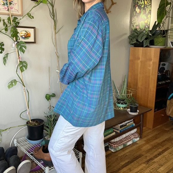 Beautiful lightweight vintage plaid button down with two front pockets - Picture 5 of 5